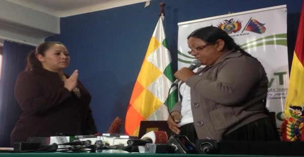 Larissa Fuentes fue posesionada por la ministra Nemsia Achacollo y tiene rango de directora en calidad de interventora.
