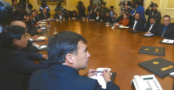 El gabinete del presidente Evo Morales aprobó la resolución para aumentar el monto de contratación