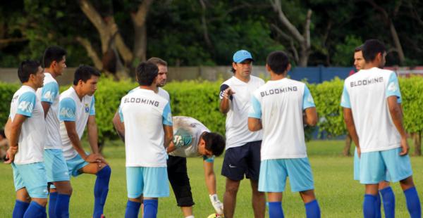 Erwin 'Platiní' Sánchez conversa con el plantel celeste y le da las indicaciones para continuar con el trabajo