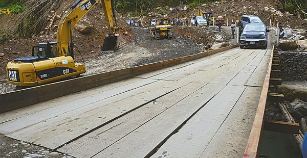 El puente metálico permitió ayer el paso de los vehículos livianos