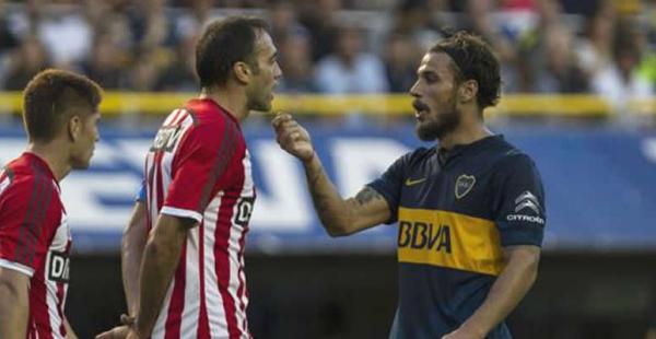 Desábato (Dcha) y Osvaldo se enfrascaron en una lucha constante en el partido entre Estudiantes y Boca