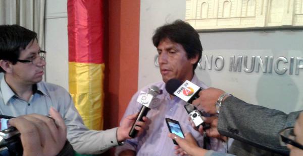 AGREDIDO. Jochen Rojas comentando a sus colegas su triste experiencia. El periodista inició acciones