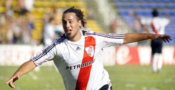 Cristian 'El Ogro' Fabbiani militó en River Plate, uno de los equipos más representativos del fútbol argentino, el 2009 y 2010