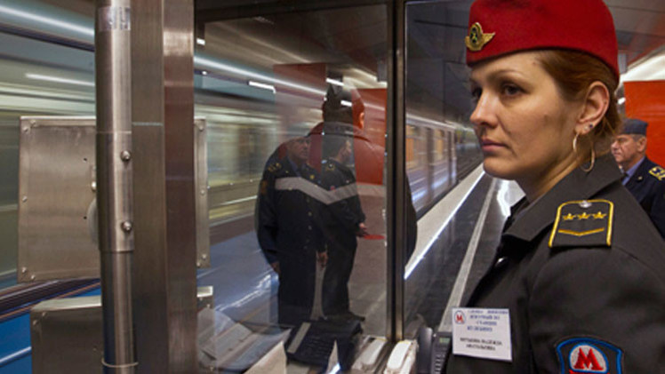 Foto: Salvan a una anciana meneando un coche en metro de Moscú
