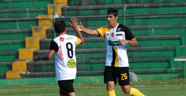Destacado. Leonardo Semiao (26), de Destroyers, festeja uno de sus tantos con Álvaro Paniagua (8)