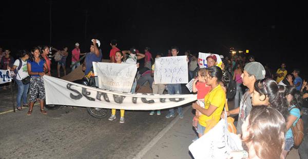mantienen bloqueada la carretera en Portachuelo