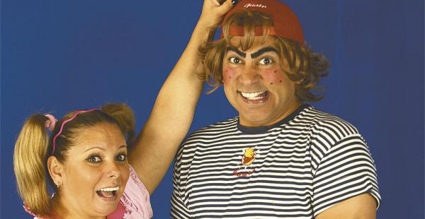 Actúan juntos. justamente el elenco humorístico de los propios tienen show el 17, 18, 19, 24, 25 y 26 de abril en el teatro René Moreno