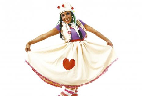 De mariposita a flor, de ñañaca No solo en el teatro Carolina también actúa en televisión, en el programa Fuera de chiste de la red Unitel, allí destaca sus dotes de comediante