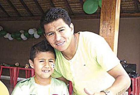 Festejaron en el club albiverde. El jugador de Oriente Petrolero Carlos Saucedo llevó a su hijo al agasajo del Día del Niño organizado en la sede albiverde. Carlitos ha heredado la pasión por el fútbol de su padre, le encanta pasar tiempo con él, sobre to