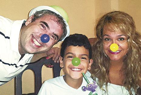 Un desayuno con narices .El director nacional de noticias de la red PAT, Ezequiel Serres, agasajó a su hijo Agustín Serres, junto con su esposa, Mónica Bustos, con un rico desayuno. El amor de sus padres en este día especial se reflejó con unas divertidas