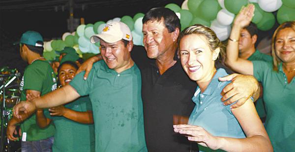 Gerardo Paniagua (de negro al centro) ganó las elecciones en el municipio de El Torno