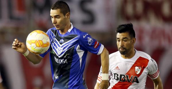 Ferreira es el único delantero de San José en el duelo ante River. El brasileño se las ingenia para llevar peligro