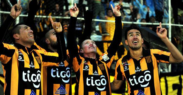 Luis Hernán Melgar, Ernesto Cristaldo, Alejandro Chumacero y Rodrigo Ramallo, con las manos en alto tras el tanto del ‘Chuma’ ante Emelec en el Siles de La Paz.