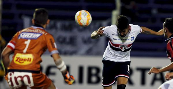 Alexander Pato anota un gol al portero de Danubio Torgnascioli. Los uruguayos quedaron eliminados de la Copa Libertadores