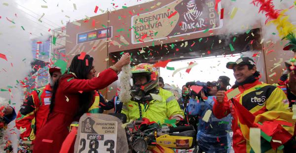 El piloto Wálter Nosiglia llegando a Uyuni, en la versión 2015. Juan Carlos Salvatierra, que abandonó la competencia, le dio la bienvenida