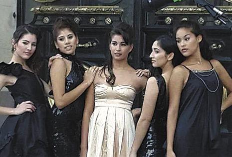 La mayoría de los trajes que usan sus alumnas en las fotos son creados por el tarijeño, que adora los vestidos sexys