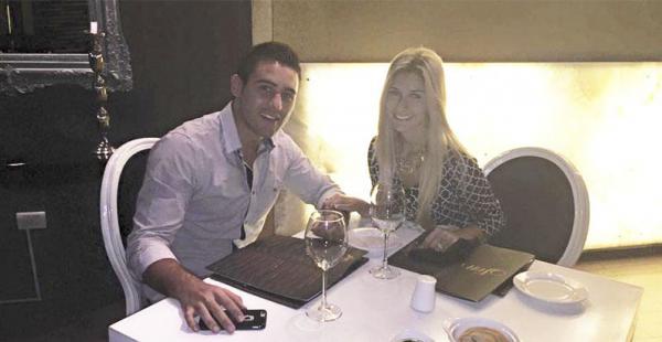 La pareja disfrutó una cena por su casi primer año de noviazgo