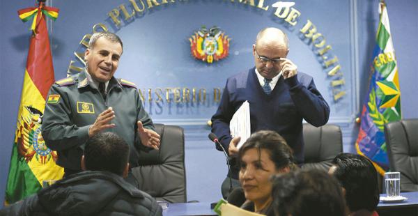 El comandante de las FFAA, Omar Salinas, junto al ministro Ferreira