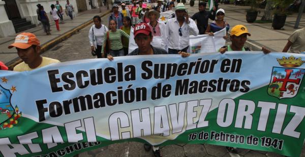 Normalistas ingresan a la plaza 24 de Septiembre luego de tres días de marcha desde Portachuelo