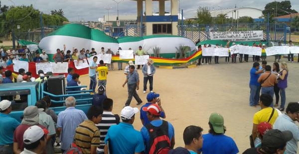 Importadores instalaron un bloqueo en las puertas de Albo de la Aduana en la carretera a Cotoca