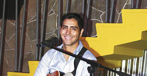 Andrés Barba llevó trova y rock romántico a la muestra