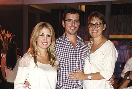 Anabel Lanfranco, Eduardo Rabello y Ana María Rabello se sirvieron unas picaditas en medio del concierto