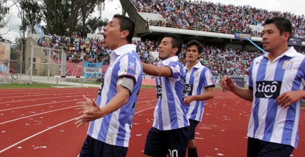 Diego Aroldo Cabrera (izq) festeja eufóricamente uno de sus goles que marcó ante Unión Maestranza en el estadio IV Centenario de Tarija