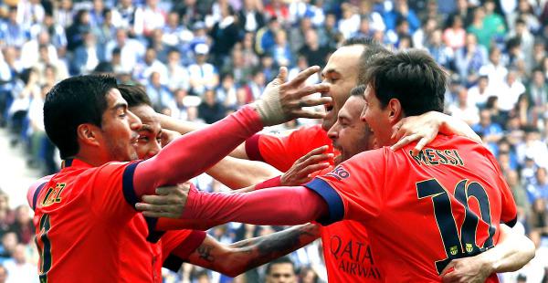 Las estrellas del Barcelona celebran tras vencer al Espanyol. Los catalanes acecha al líder Real Madrid.