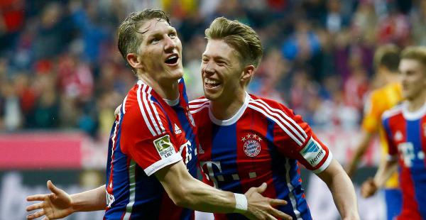 Bastian Schweinsteiger (izq) celebra con su compañero de equipo, Mitchell Weiser (dcha) después de anotar un gol ante el Hertha de Berlín