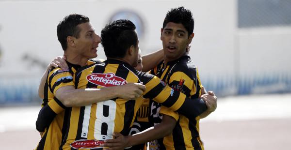El equipo de The Strongest festejando uno de sus goles anotados en el campeonato Clausura. Buscan escalar en la tabla de posiciones