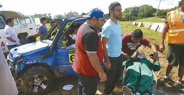 Joaquín Monasterios (en la camilla) fue trasladado de inmediato, en una ambulacia, a una clínica