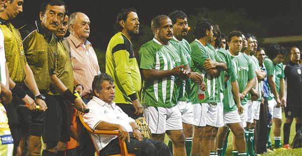 Antes de comenzar el partido los jugadores, árbitros, técnicos y público en general le brindaron un homenaje al ex utilero de la selección nacional. Un gran número de personas asistió el viernes al estadio de la Mutual de Exjugadores de Santa Cruz para ve