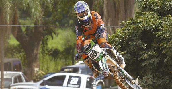 El salto de José Felipe en la mesa principal del circuito cruceño. Fue el más rápido de todos y al final el público lo aplaudió