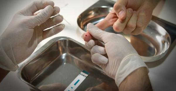 La prueba consiste en el análisis de una gota de sangre que se puede extraer con un pinchazo en el dedo