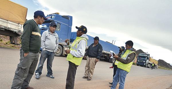 Decenas de transportistas están en apronte para tomar medidas en las fronteras
