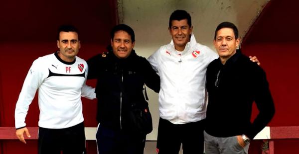 El entrenador de Bolivia Mauricio Soria y parte de su cuerpo técnico visitó a Jorge Almirón (tercero de izquierda a derecha) DT de Independiente de Avellaneda en Argentina