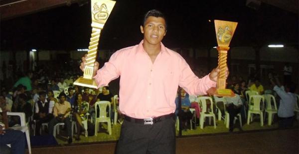 Juan de la Cruz Rivero luce los trofeos que recibió