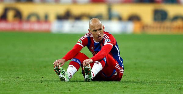 Arjen Robben se sienta en el terreno de juego durante su Copa de Alemania. El holandés se lesionó en el partido ante el Borussia Dortmund