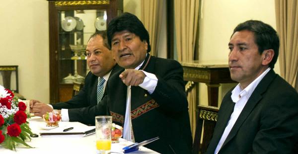 El presidente del Estado, Evo Morales (izq), con el Ministro de Deportes, Tito Montaño (dcha) en una conferencia de prensa