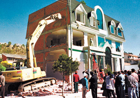 Operativo. Obreros de la Alcaldía echaron abajo la propiedad de Juan Brun en mayo de 2000.
