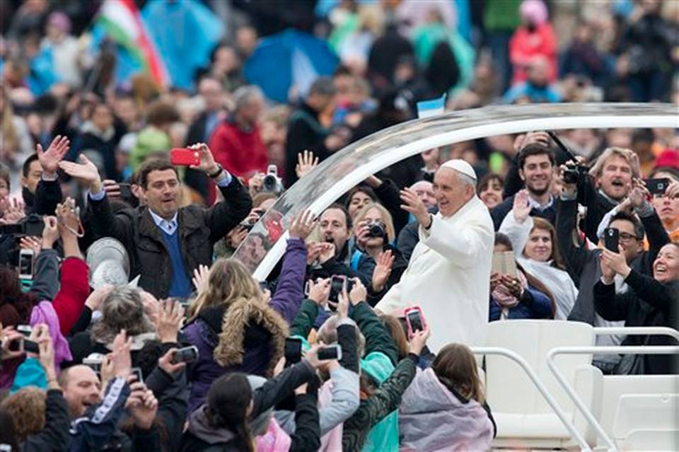 Papa Francisco parte de la Plaza de San Pedro después de la misa del Domingo de Pascua, domingo 5 de abril de 2015.
