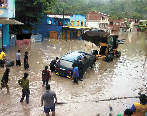 Preocupación. Varios vehículos quedaron atrapados en la inundación del municipio paceño de Guanay.