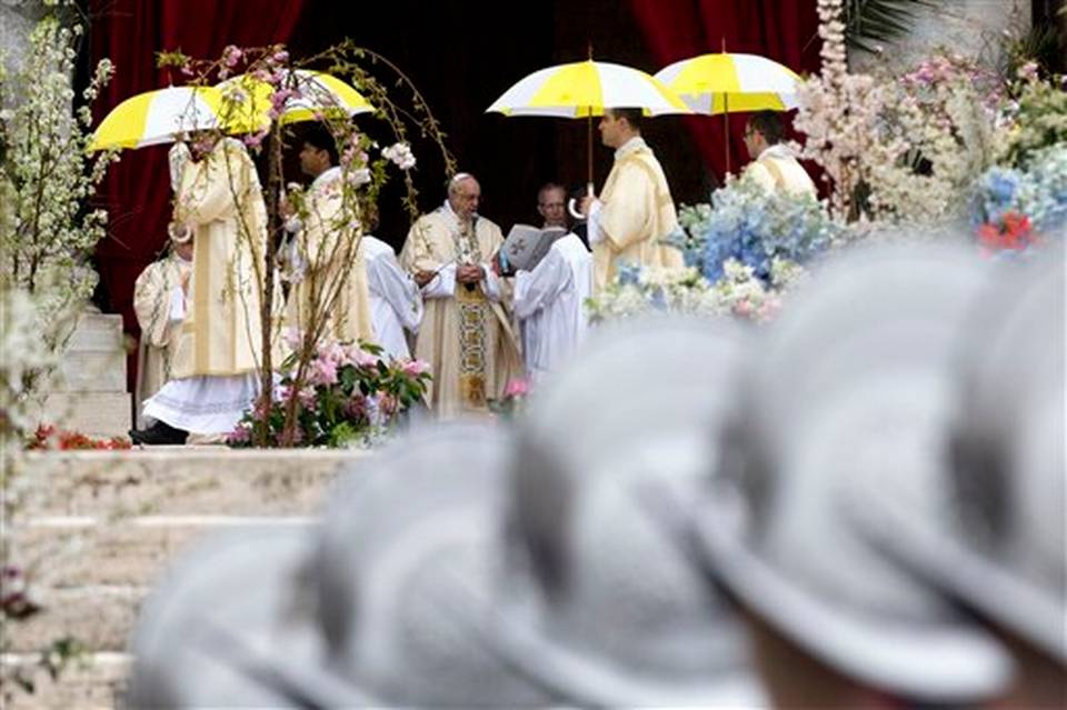 El papa Francisco celebra la misa del Domingo de Pascua en la Plaza de San Pedro en el Vaticano, el domingo 5 de abril de 2015.