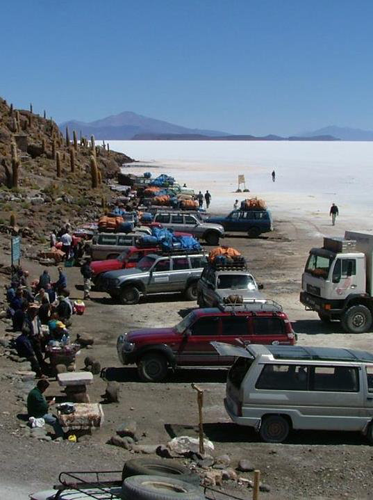 Miles de turistas visitan el Salar de Uyuni.