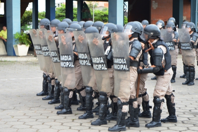 Gendarmes municipales son capacitados en ejercicios antidisturbios