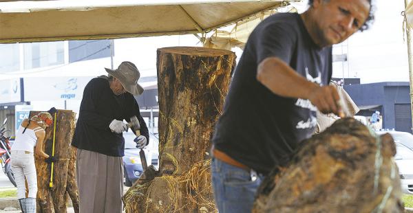 Juan Bustillos (f), Agapito Céspedes y Carolina Sanjinés realizan una exhibición de tallado en madera