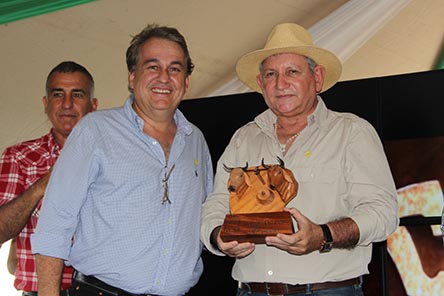 Cooperativa Agropecuaria da reconocimiento a Rubén