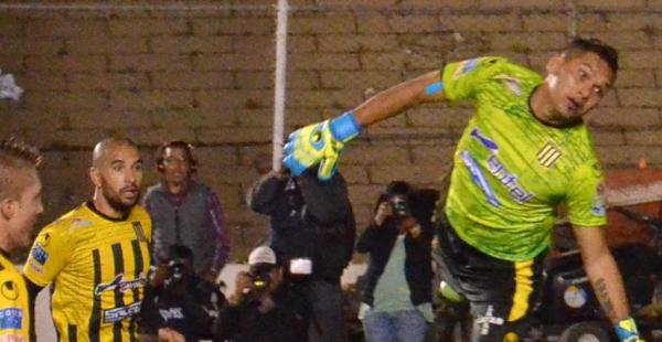 Daniel Vaca (der) abandonó el campo de juego por lesión.