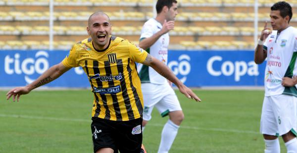 Cristaldo celebra uno de sus dos goles que anotó la tarde del domingo a Petrolero del Chaco. Es uno de los goleadores del conjunto atigrado