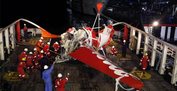 Buzos indonesios hallaron en el fondo del mar de Java las cajas negras del avión de AirAsia, estrellado con 162 personas a bordo el pasado 28 de diciembre